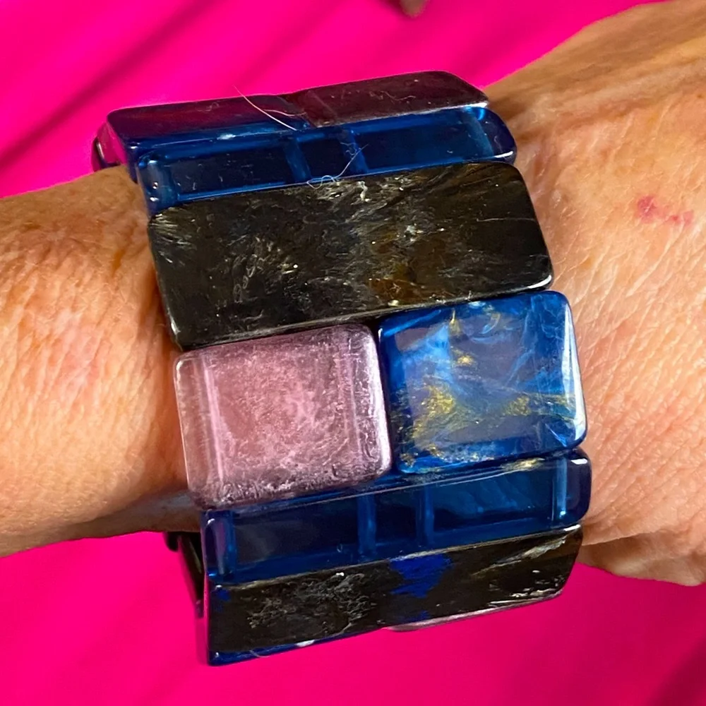 Two VTG lucite bracelets,blue marble geo carved bangle,stretch tile blue pink - Picture 4 of 11